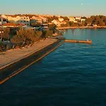 Peaceful 30 Meters From Sea! Appartement Zadar